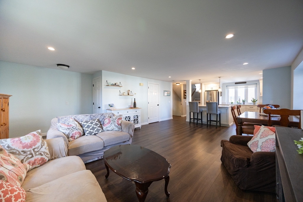 Attleboro, Massachusetts 02703, United States, 3 Bedrooms Bedrooms, ,2 BathroomsBathrooms,Residential,Active,223328