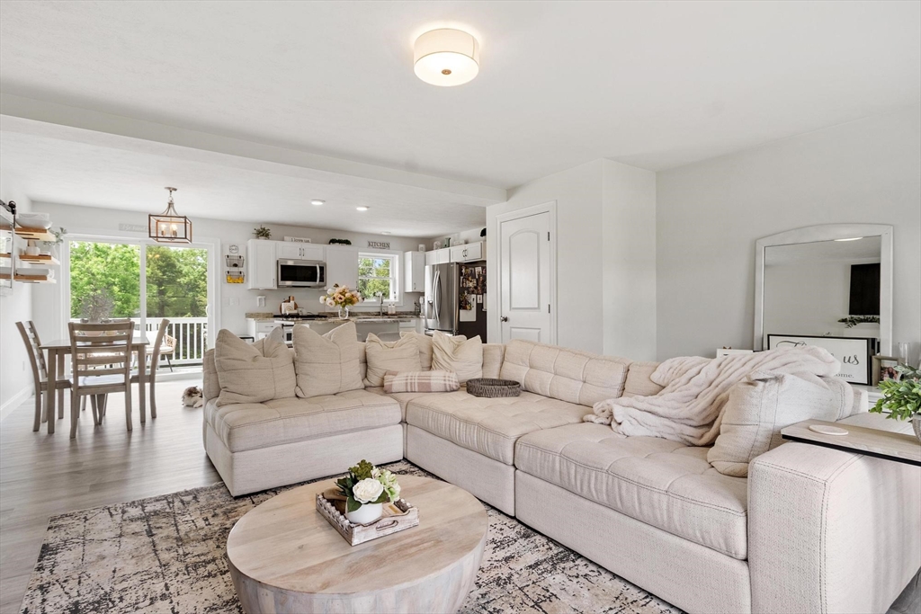 19 Lighthouse Ln