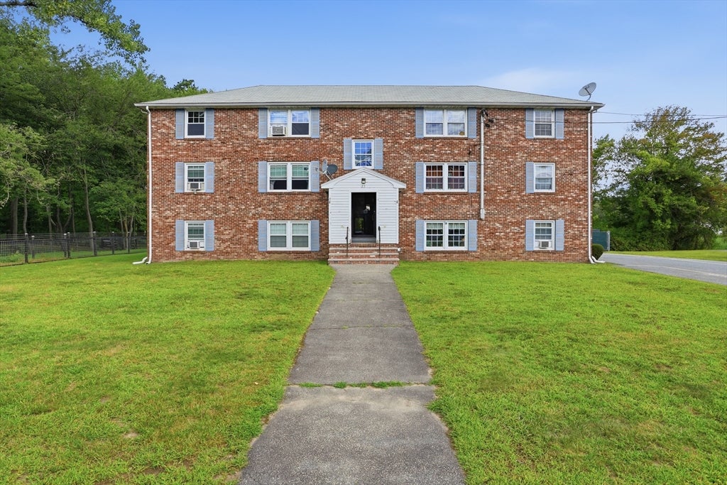 Photo of 23 Frank St, Dracut, MA