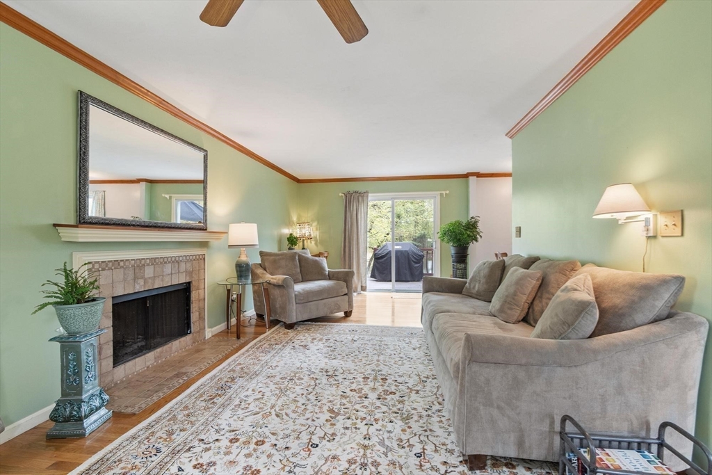 14 Oriole Circle, Shrewsbury, MA Photo #3