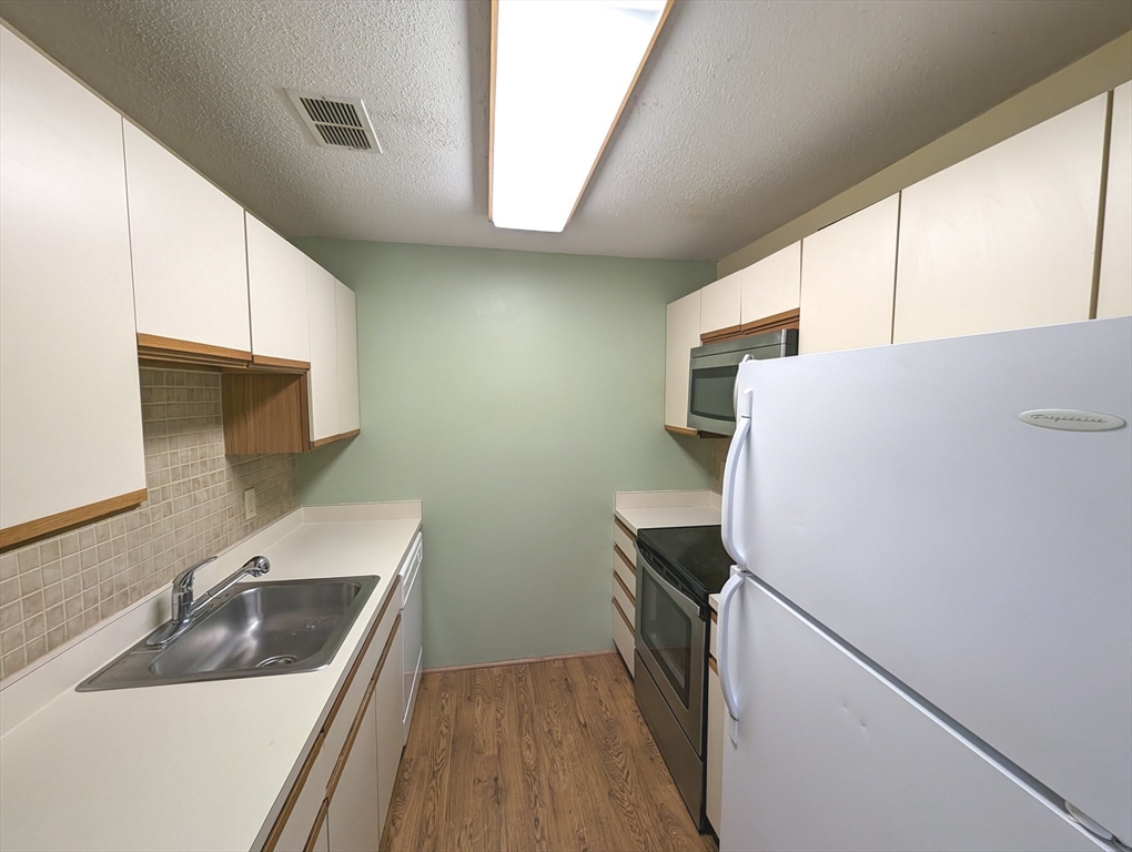 Franklin, Massachusetts 02038, United States, 2 Bedrooms Bedrooms, ,1 BathroomBathrooms,Residential,Active,254613