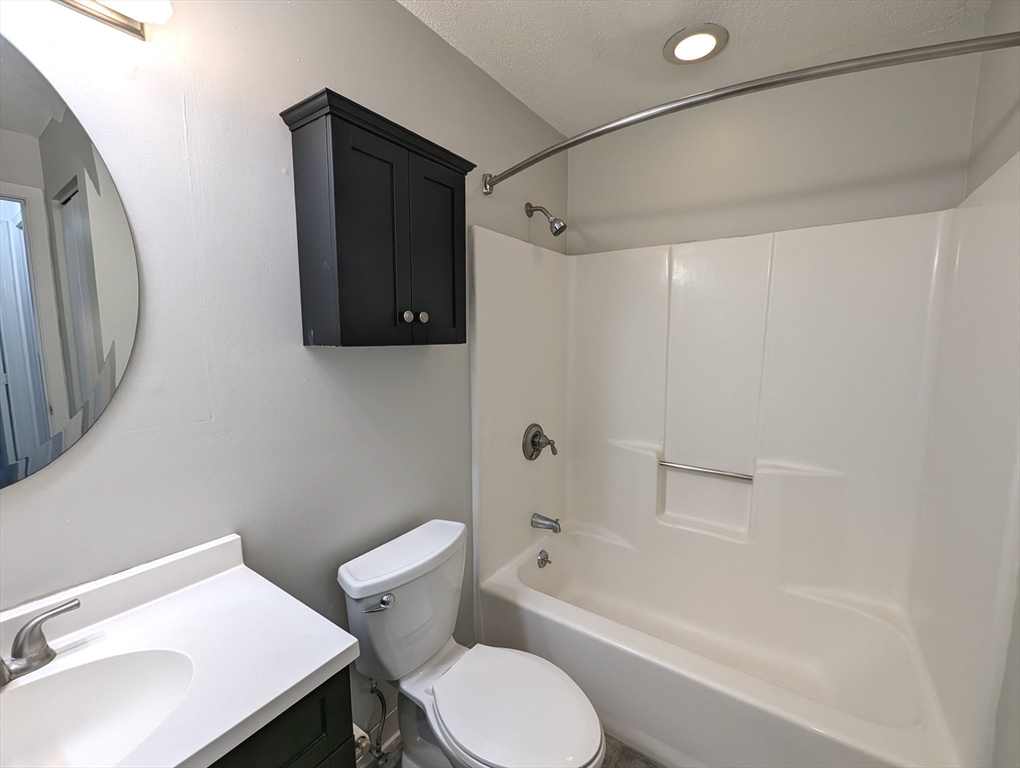 Franklin, Massachusetts 02038, United States, 2 Bedrooms Bedrooms, ,1 BathroomBathrooms,Residential,Active,254613