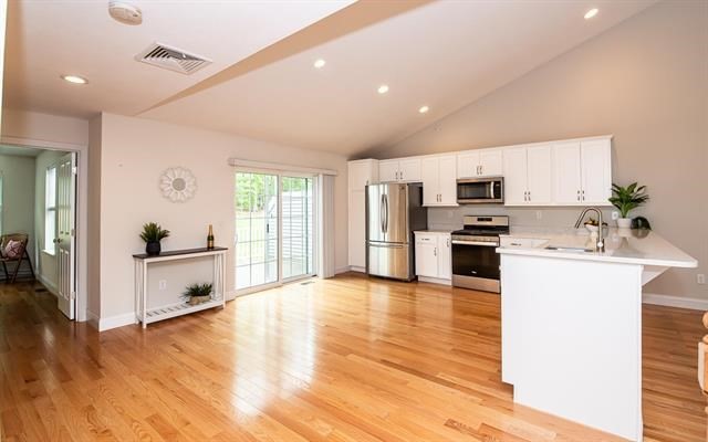 Hampstead, New Hampshire 03826, United States, 2 Bedrooms Bedrooms, ,3 BathroomsBathrooms,Residential,Active,148670