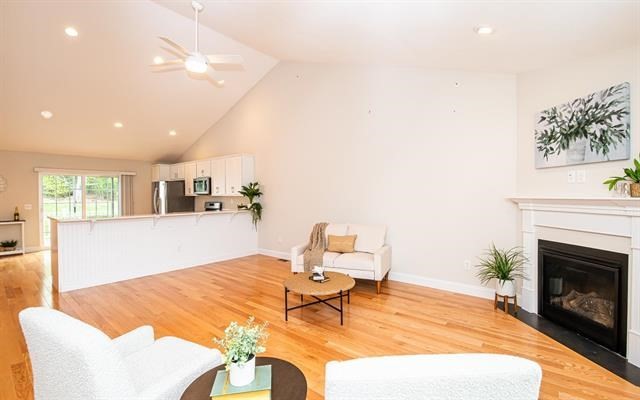 Hampstead, New Hampshire 03826, United States, 2 Bedrooms Bedrooms, ,3 BathroomsBathrooms,Residential,Active,148670