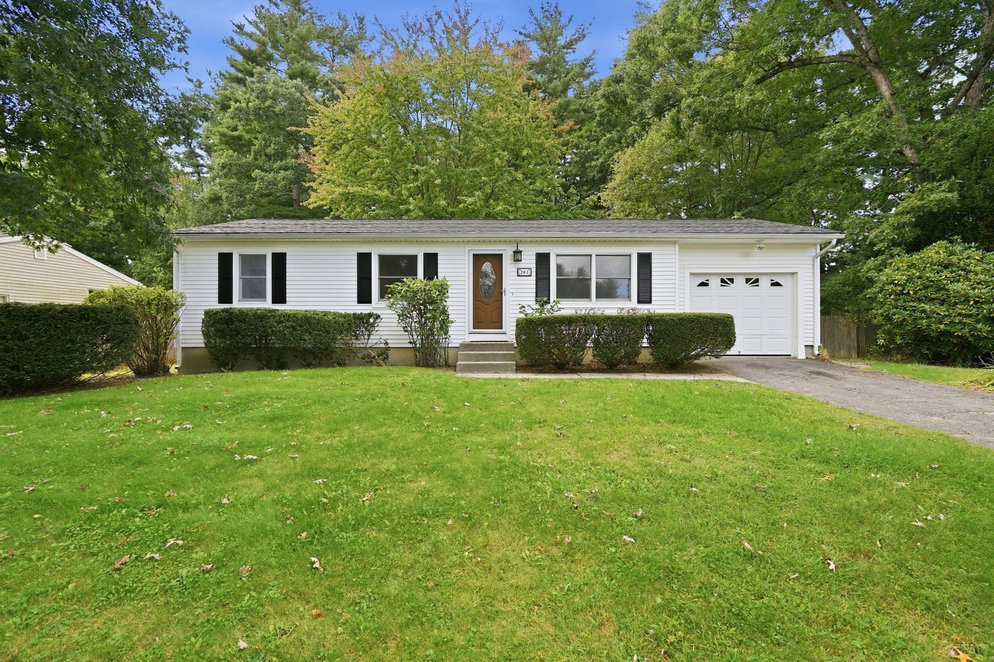 Photo of 202 Glenoak Dr, Springfield, MA