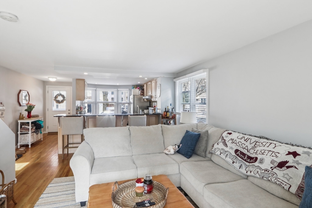 203 W 6th St 203