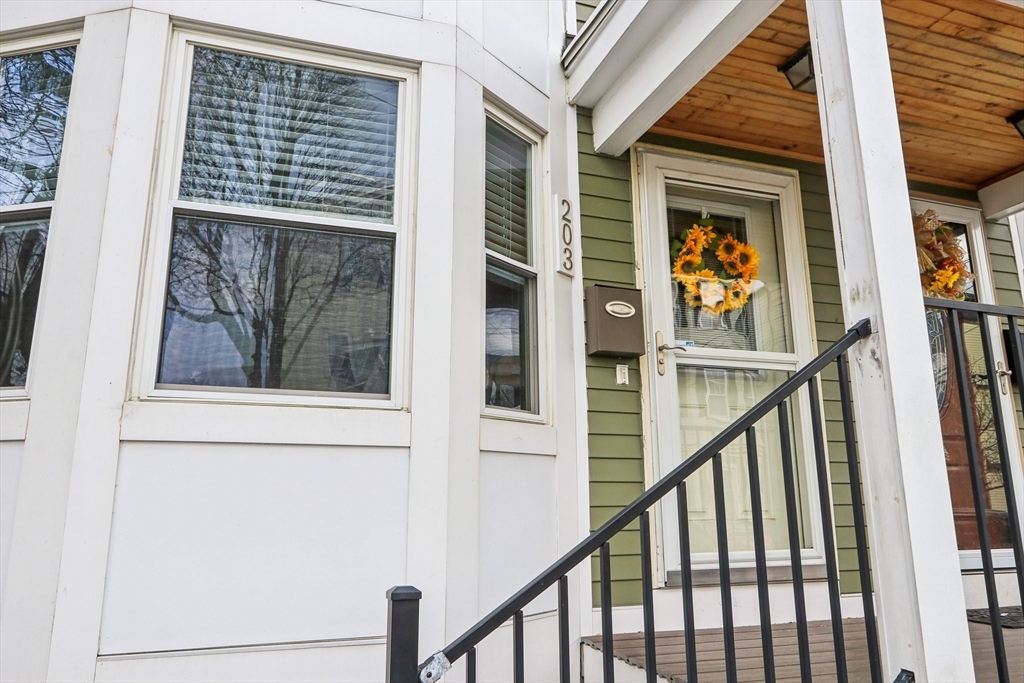 203 W 6th St 203