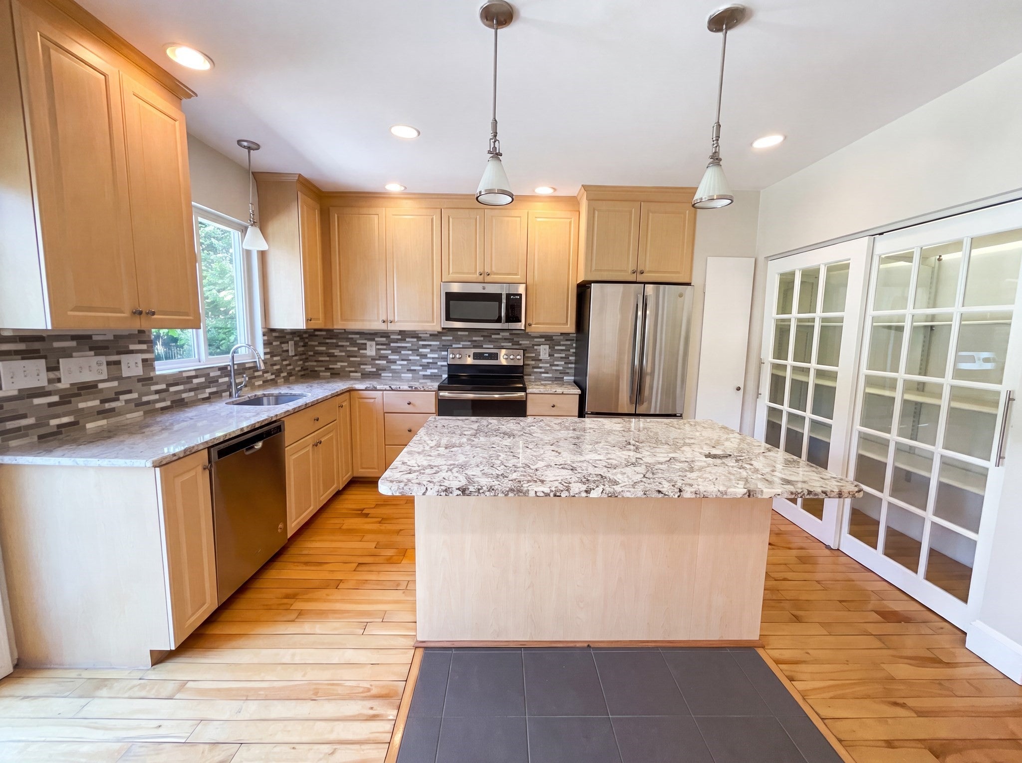 661 Main St 661