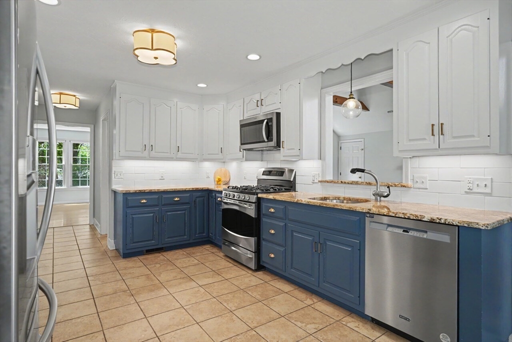 215 Rolling Meadow Dr, Holliston, MA Photo #4