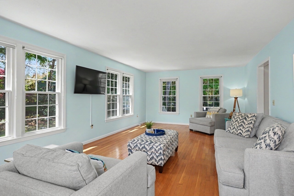 215 Rolling Meadow Dr, Holliston, MA Photo #9