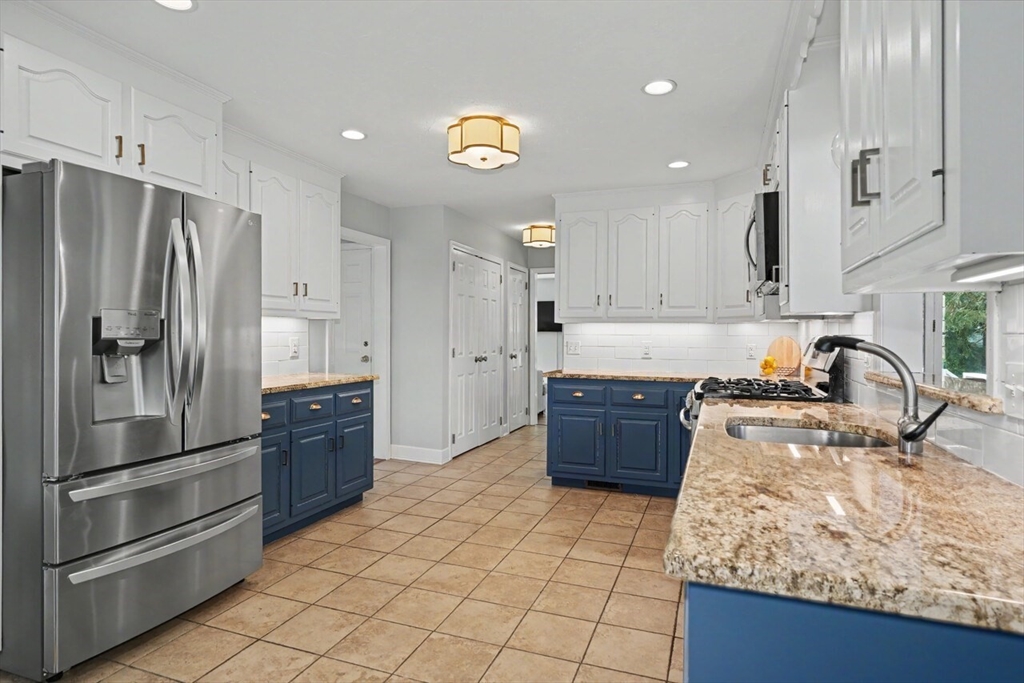 215 Rolling Meadow Dr, Holliston, MA Photo #5