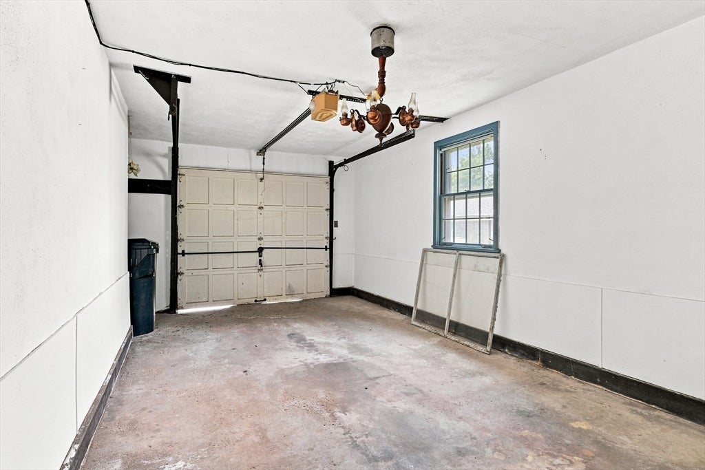 92 Oak Hollow Rd, Springfield, MA Photo #35