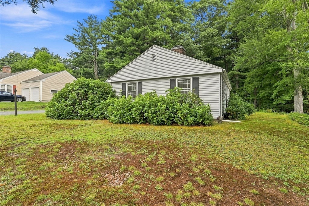 92 Oak Hollow Rd, Springfield, MA Photo #2