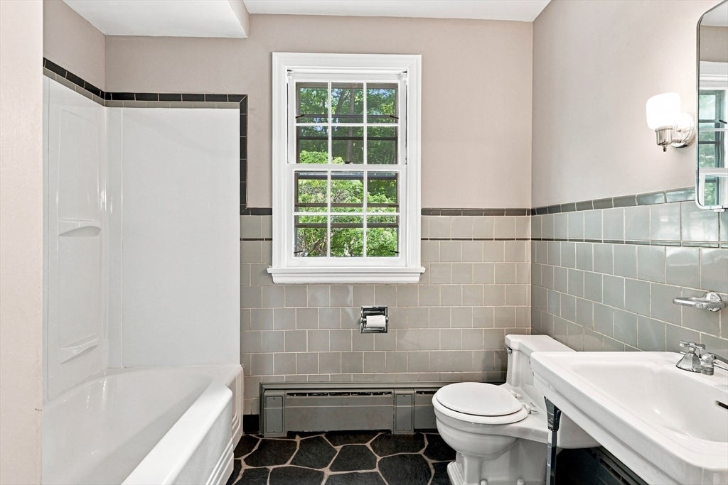 92 Oak Hollow Rd, Springfield, MA Photo #21