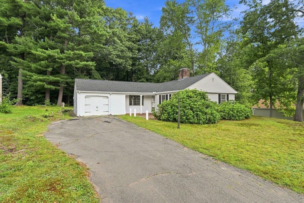 92 Oak Hollow Rd, Springfield, MA Photo #3
