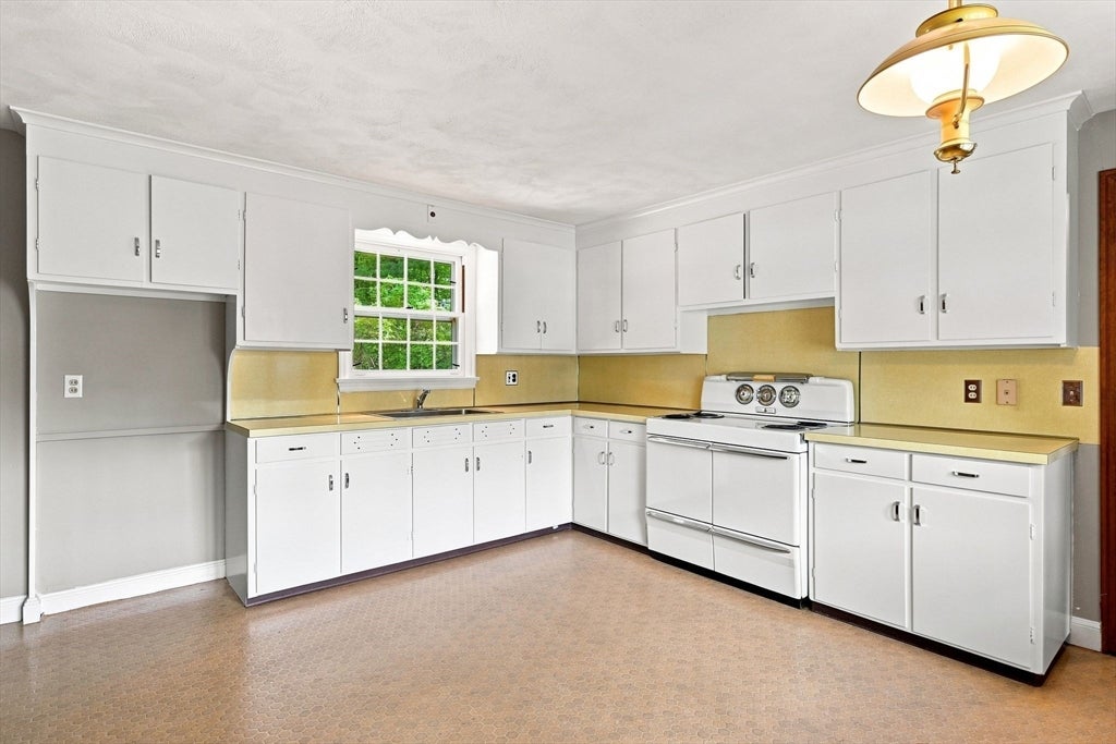 92 Oak Hollow Rd, Springfield, MA Photo #23