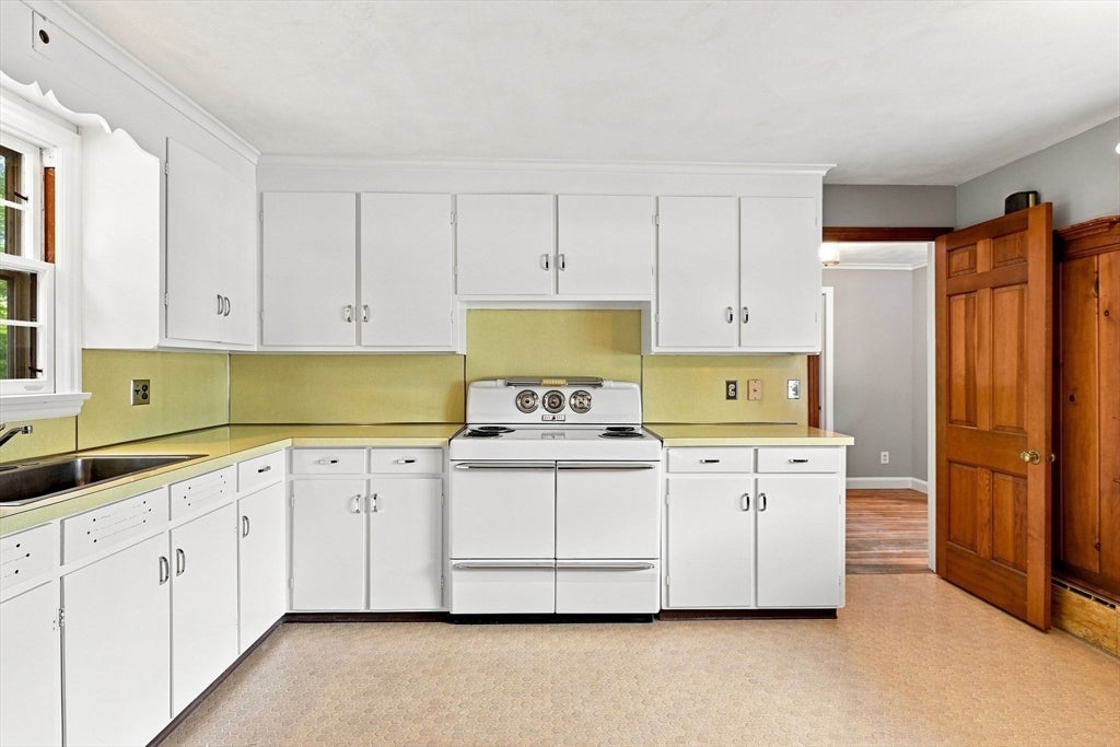 92 Oak Hollow Rd, Springfield, MA Photo #24