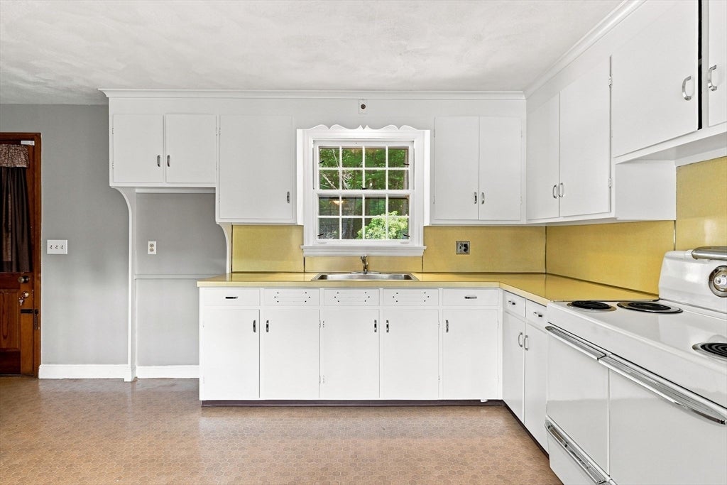 92 Oak Hollow Rd, Springfield, MA Photo #25