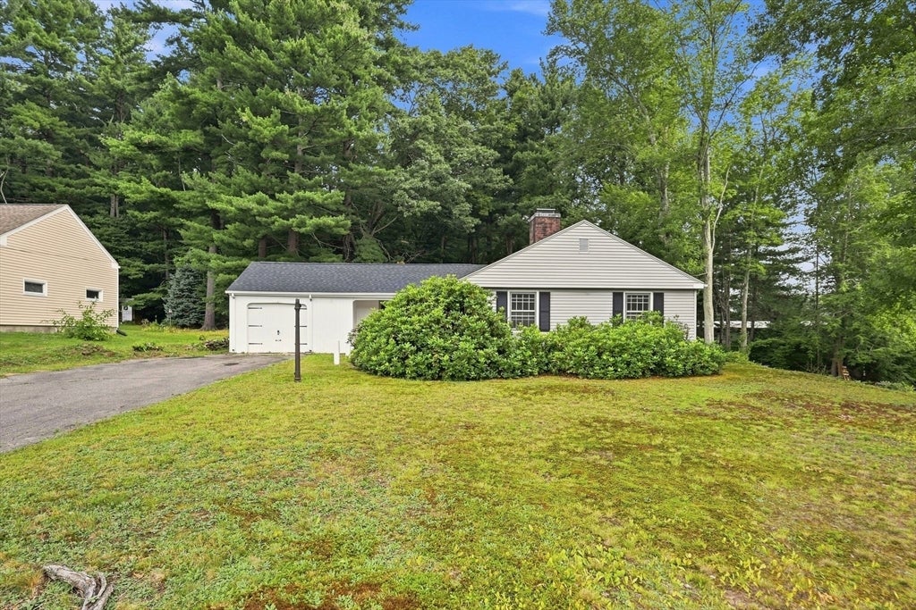 Photo of 92 Oak Hollow Rd, Springfield, MA