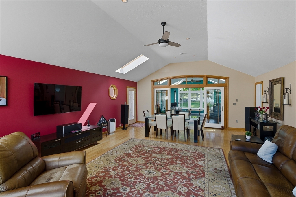 18 Collins Dr