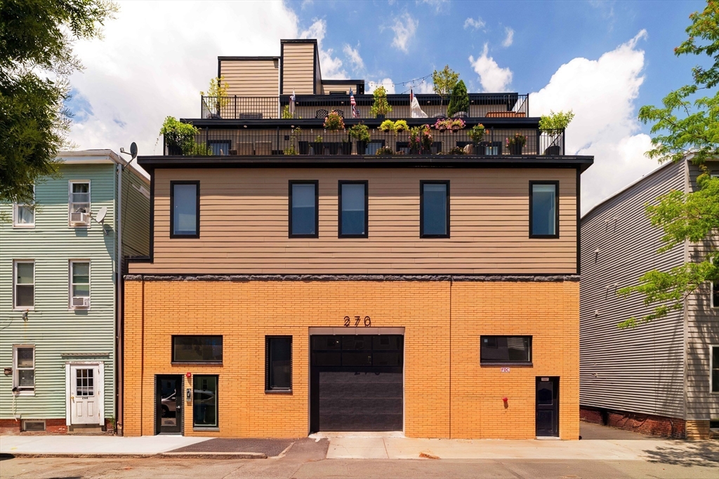 272 Paris St 3