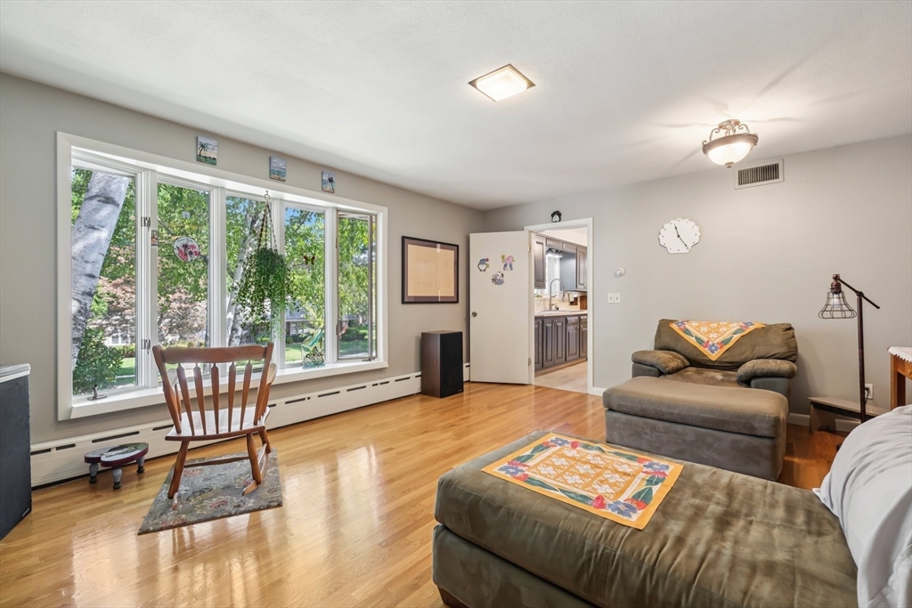 93 Newton Ave N