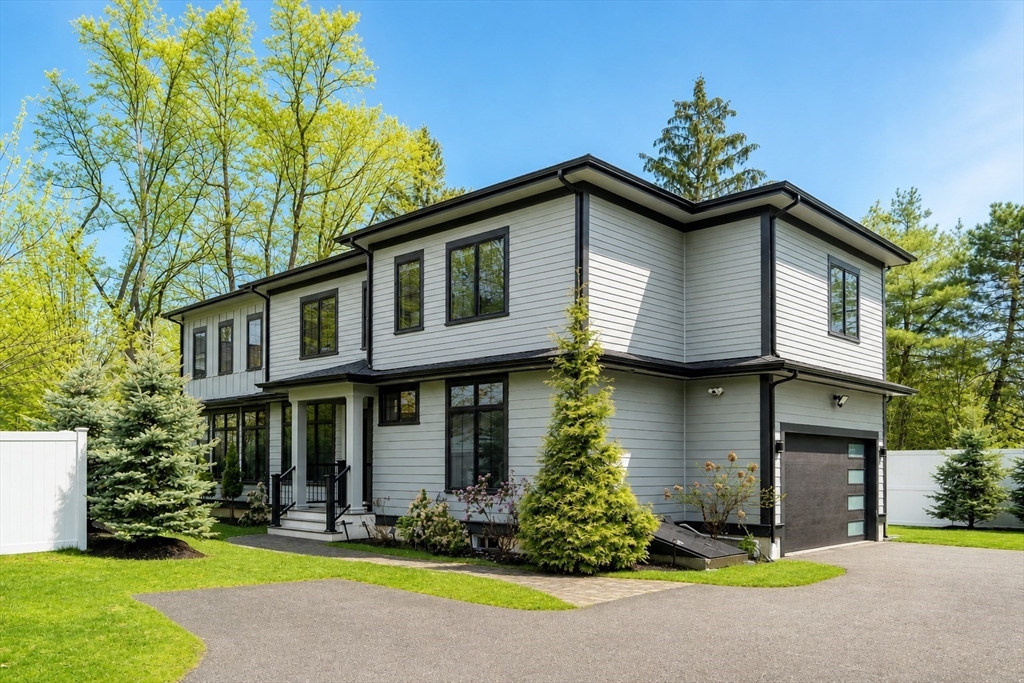 32 Lantern Ln