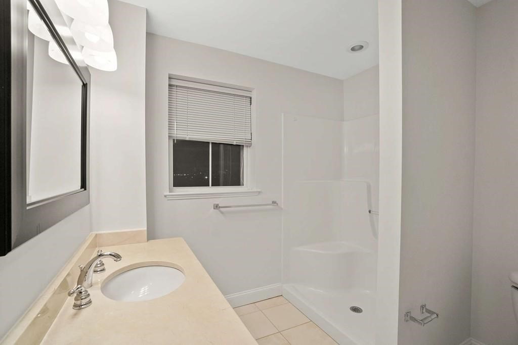 120 Wyllis Ave 424
