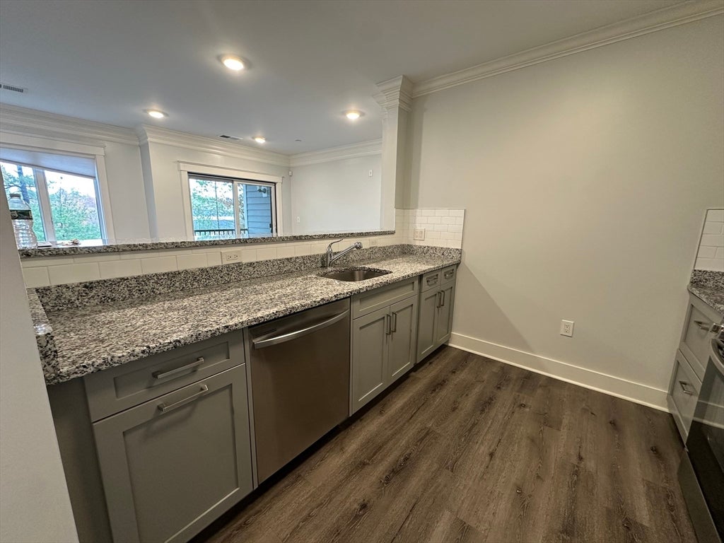 Click for 18 Hennery Way #18J, Medfield, MA slideshow
