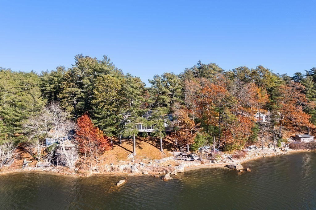 31 Larkspur Ln (Pond Front)