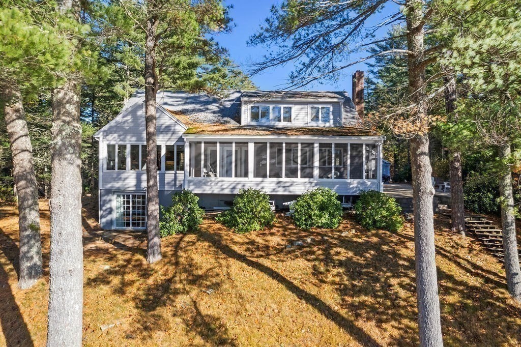 31 Larkspur Ln (Pond Front)