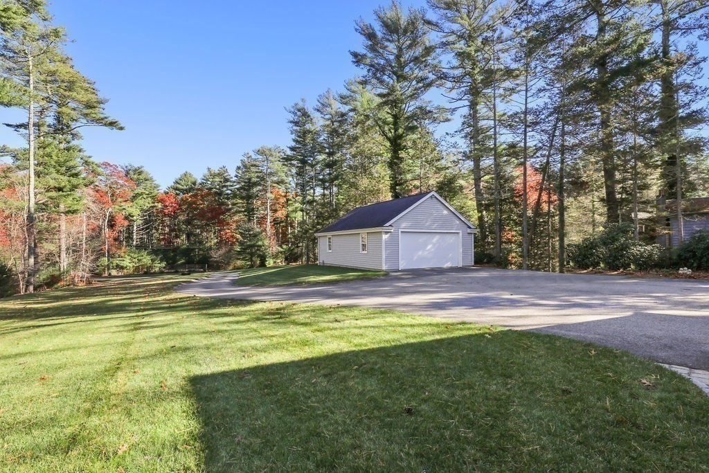 31 Larkspur Ln (Pond Front)