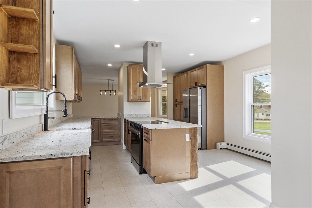 Lunenburg, Massachusetts 01462, United States, 4 Bedrooms Bedrooms, ,4 BathroomsBathrooms,Residential,Active,209412