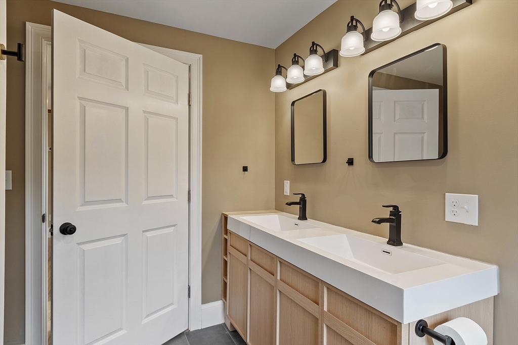 Lunenburg, Massachusetts 01462, United States, 4 Bedrooms Bedrooms, ,4 BathroomsBathrooms,Residential,Active,209412