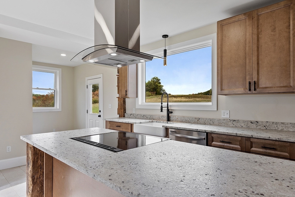 Lunenburg, Massachusetts 01462, United States, 4 Bedrooms Bedrooms, ,4 BathroomsBathrooms,Residential,Active,209412