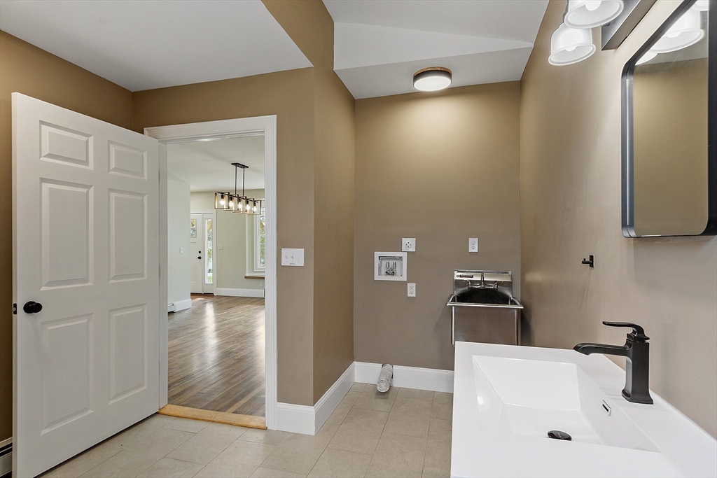 Lunenburg, Massachusetts 01462, United States, 4 Bedrooms Bedrooms, ,4 BathroomsBathrooms,Residential,Active,209412