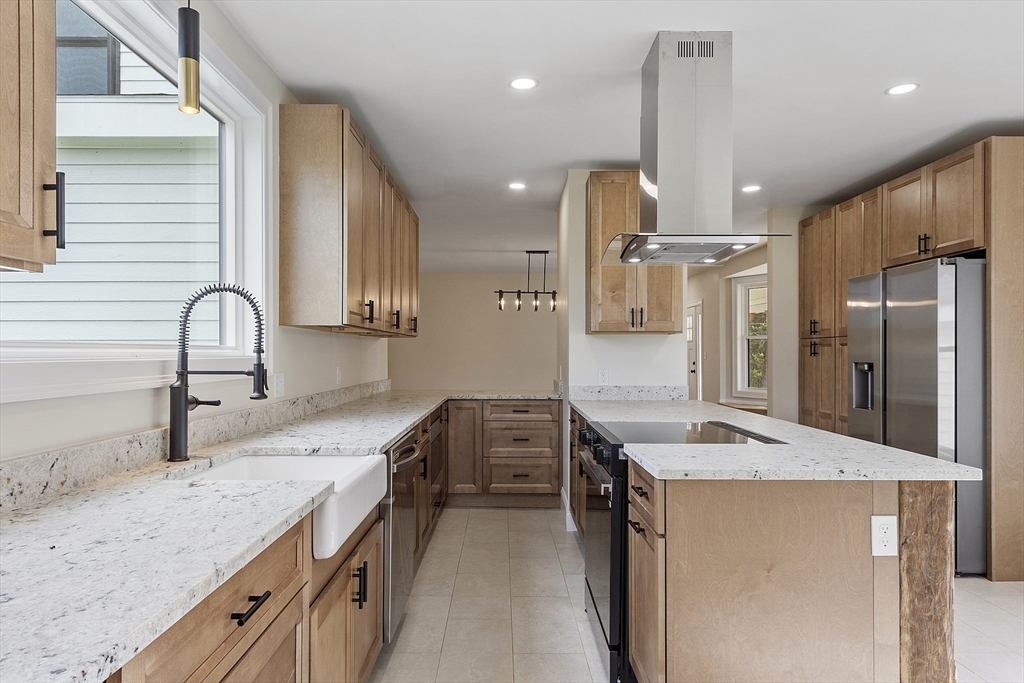 Lunenburg, Massachusetts 01462, United States, 4 Bedrooms Bedrooms, ,4 BathroomsBathrooms,Residential,Active,209412