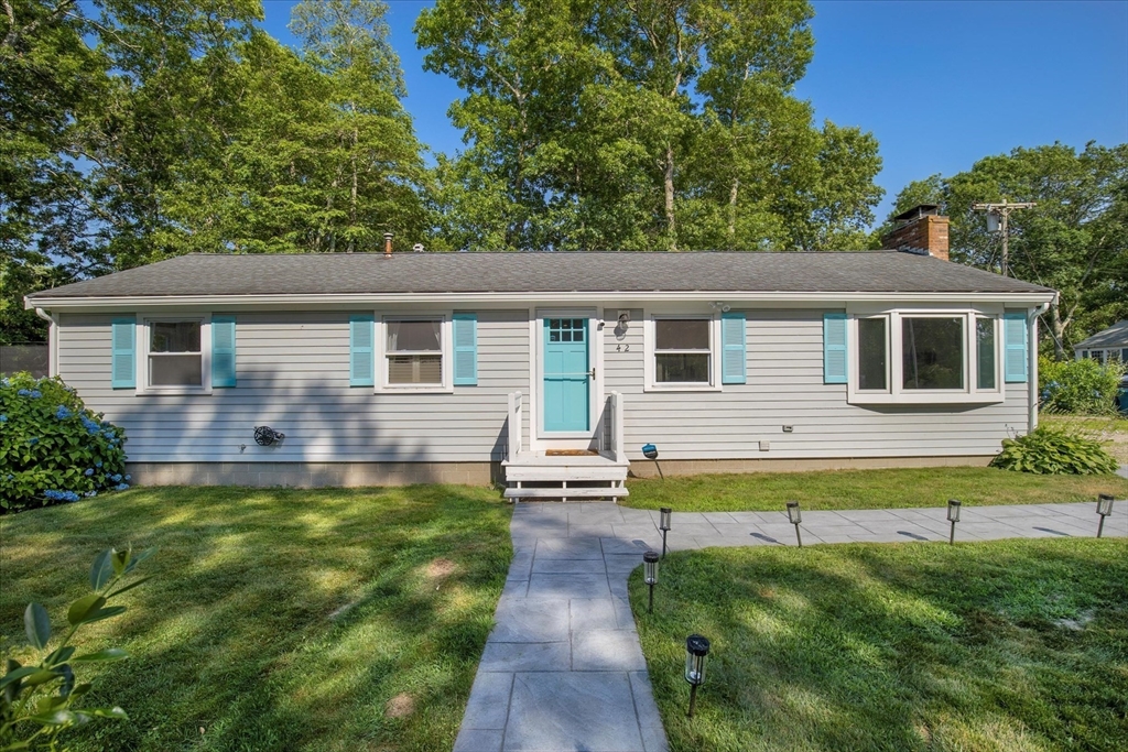 42 Edgewater Dr W