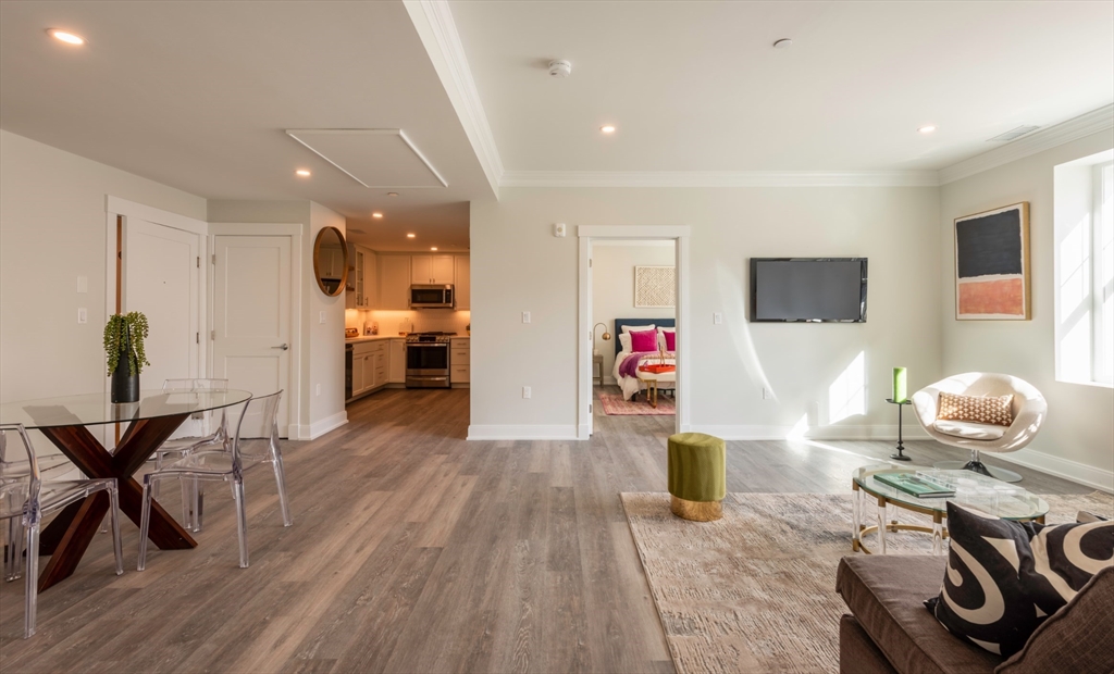 61 County St 206