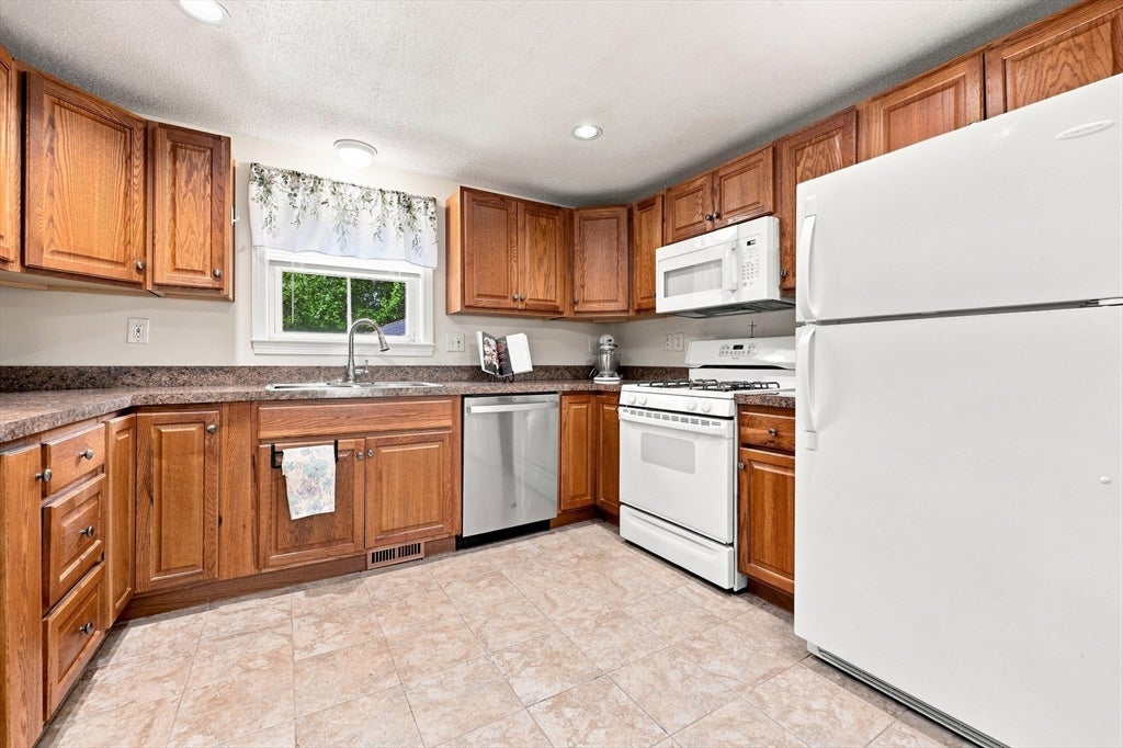 68 Hilltop Road, Dracut, MA, 68 Hilltop Road, Dracut, MA Photo #14