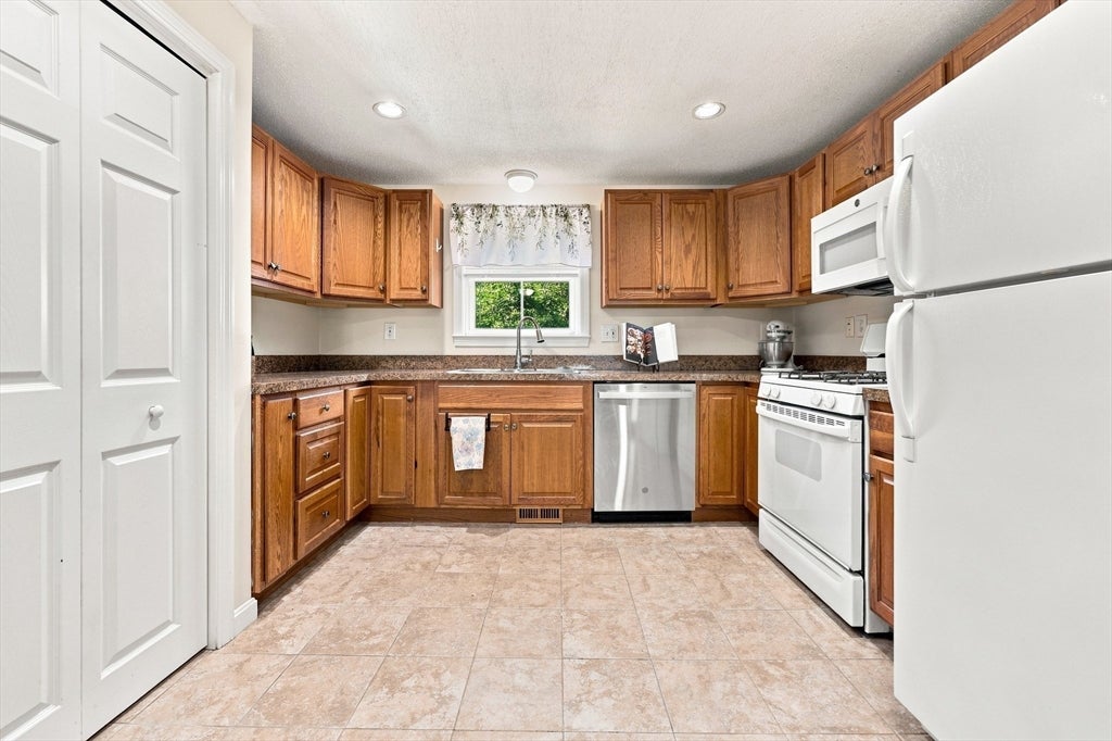 68 Hilltop Road, Dracut, MA, 68 Hilltop Road, Dracut, MA Photo #13