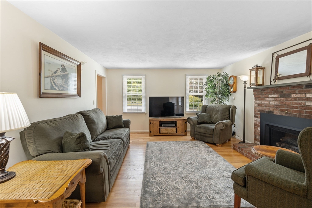 3 Brookwood Ln