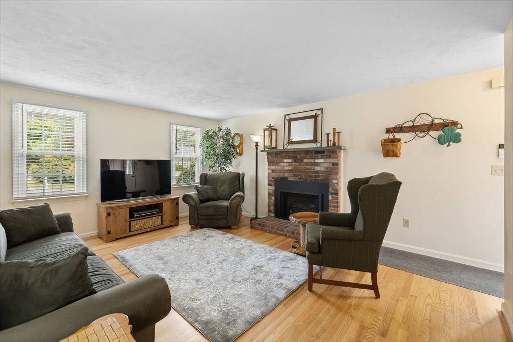 3 Brookwood Ln