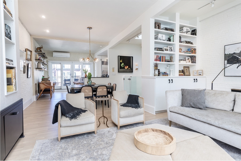 13 Wellington St
