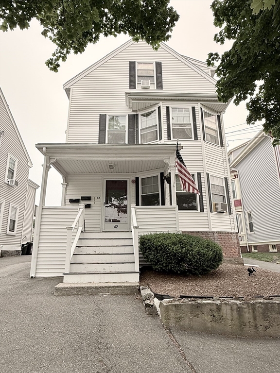 Click for 42 Bartlett Street #2, Beverly, MA slideshow Click for 42 Bartlett Street #2, Beverly, MA slideshow