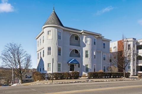 Photo of 176 Lincoln Street #B4, Worcester, MA 01605 (MLS # 73461559)