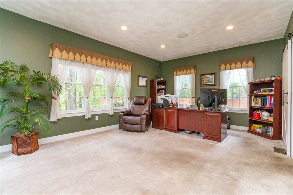2 Macintyre Dr, North Reading, MA Photo #12