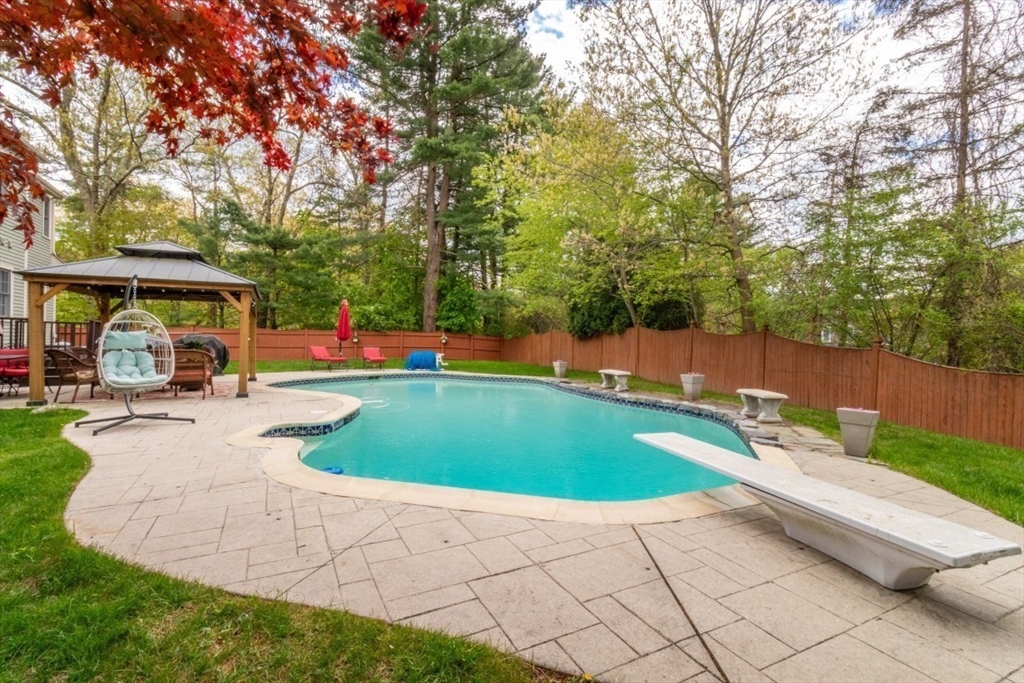 2 Macintyre Dr, North Reading, MA Photo #4