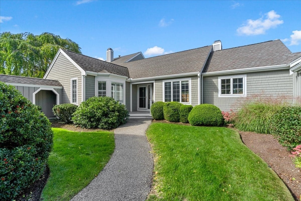 Photo of 10 Floret Cir, Hingham, MA