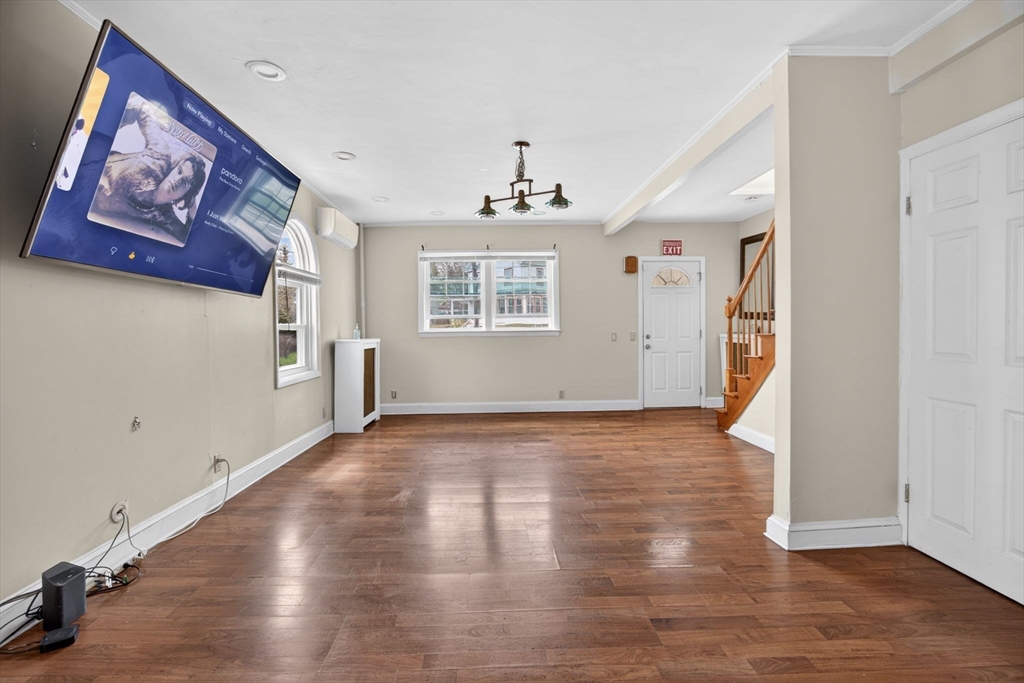 8 Essex St